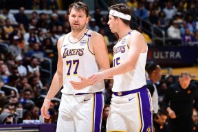 lol体验服下-密尔沃基雄鹿发布备战花絮，赛前队长鼓劲，社区盾任务艰巨，心理建设被强调(密尔沃基雄鹿队总冠军)